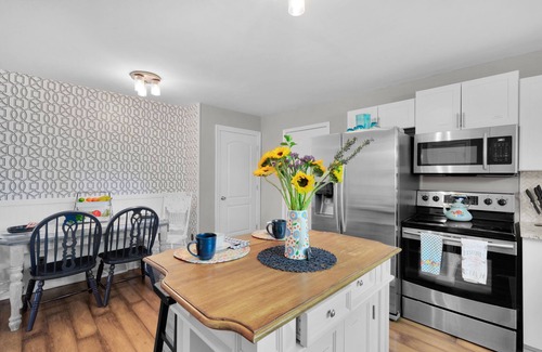 Fort Mill Casa | Bright & Cheery Bungalow - Mins to Downtwn Fort Mill