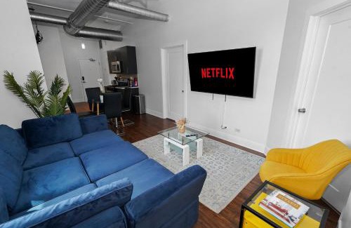 Near South Side Apartamento | Bright Chicago 420-Friendly 3BR Retreat Smoke Friendly Unit Near McCormick Place Convention and Museum Campus
