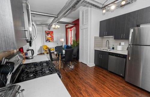 Near South Side Apartamento | Bright Chicago 420-Friendly 3BR Retreat Smoke Friendly Unit Near McCormick Place Convention and Museum Campus