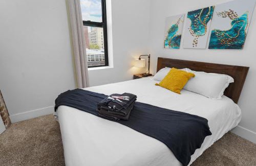 Near South Side Apartamento | Bright Chicago 420-Friendly 3BR Retreat Smoke Friendly Unit Near McCormick Place Convention and Museum Campus