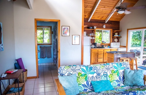 Pupukea Cabaña | Brillante, limpio, altillo aireado Rocky Point Beach 1 dormitorio. Pasos para la trayectoria de la playa y en bicicleta