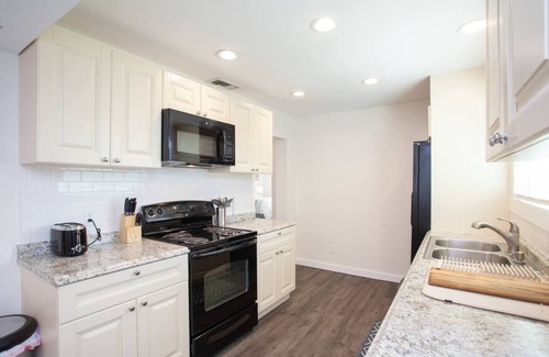 Palm Harbor Cabaña | Bright, Clean and Cozy Coastal Cottage in Ozona