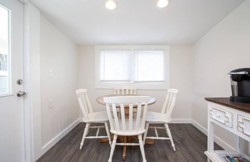 Palm Harbor Cabaña | Bright, Clean and Cozy Coastal Cottage in Ozona