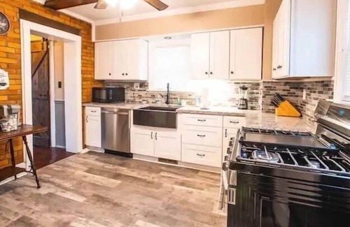 Ashtabula Casa | Bright & Clean Retreat: near Park/Beach/wineries!