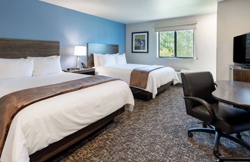 Midland Hotel | Bright, Clean Room w/ Kitchen – Ideal for Work or Getaways!