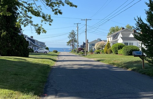 Niantic Cabaña | ☀️Bright Coastal Cottage - Private Beach 🏖 600 ft