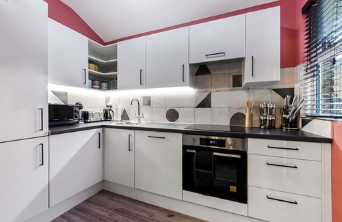 Tottenham Casa | Bright & Colourful House - Best for a Large Groups