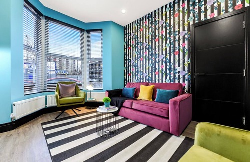 Tottenham Casa | Bright & Colourful House - Best for a Large Groups