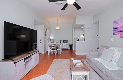 Ferry Pass Condominio | Bright & Comfortable Retreat for up to 7 + a baby, Close to Everything!