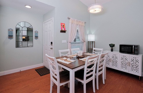 Ferry Pass Condominio | Bright & Comfortable Retreat for up to 7 + a baby, Close to Everything!