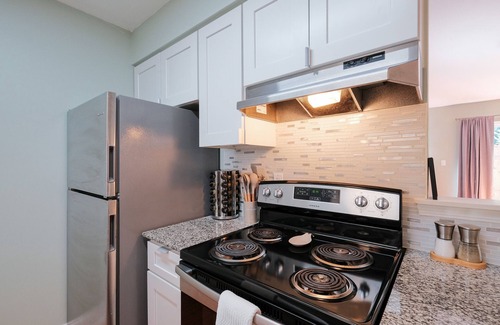 Ferry Pass Condominio | Bright & Comfortable Retreat for up to 7 + a baby, Close to Everything!