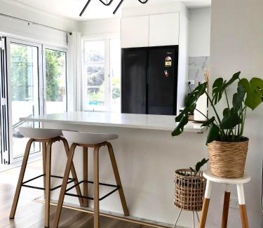 Greenlane - Ellerslie Casa | Bright & Comfy Stay in Newly Renovated Home with parking