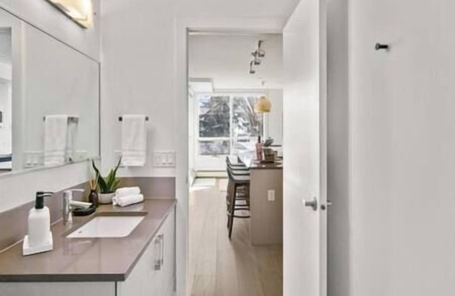 Crescent Heights Apartamento | Bright Condo | 5 mins from DT | UG Stall