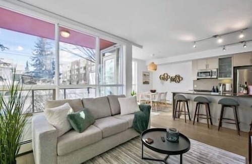 Crescent Heights Apartamento | Bright Condo | 5 mins from DT | UG Stall