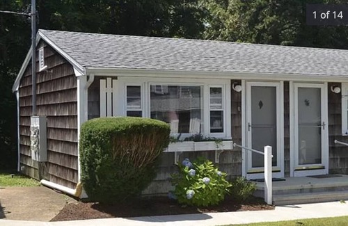 Vineyard Haven Condominio | Bright condo w Pool, walking distance to town!
