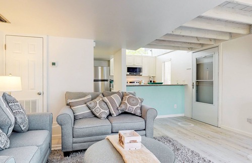 Crystal River Condominio | Bright condo with pool & canal access - balcony, W/D, & AC