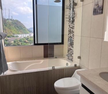 Puerto Santa Ana Apartamento | Bright Corner Condo in Bellini