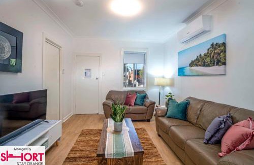 Orange Casa | Bright, Cosy Cottage near CBD- Free wifi, Netflix and Disney Plus