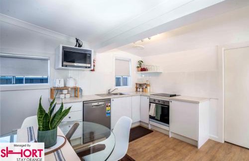 Orange Casa | Bright, Cosy Cottage near CBD- Free wifi, Netflix and Disney Plus