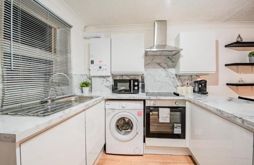 East Acton Apartamento | Bright Cosy Cottage with Parking and Outdoor Patio