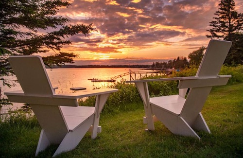 Boothbay Harbor Cabina | Bright Cottage| Porch+Waterfront | No Hidden Fees
