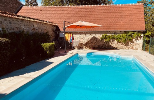 Meillard Cabaña | Casa rural luminosa con piscina compartida y jardín privado