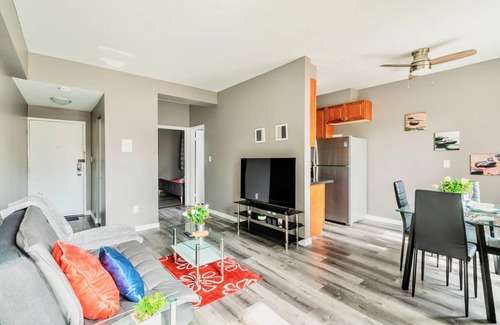 Rosedale Apartamento | Bright & Cozy 1 King BR Apt with Netflix - in PRIME Location!