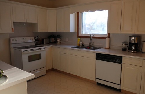 Gimli Casa | Bright, Cozy, 2 Bedroom vacation hom w/ deck - 4 blocks from beach!