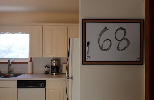 Gimli Casa | Bright, Cozy, 2 Bedroom vacation hom w/ deck - 4 blocks from beach!