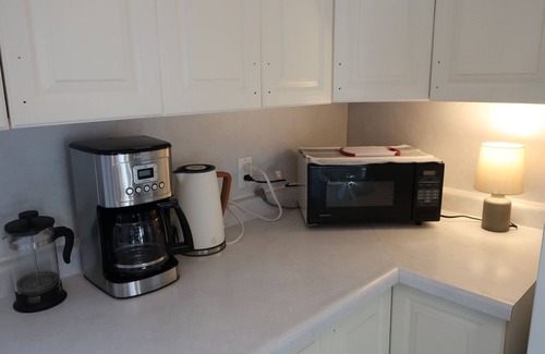 Gimli Casa | Bright, Cozy, 2 Bedroom vacation hom w/ deck - 4 blocks from beach!