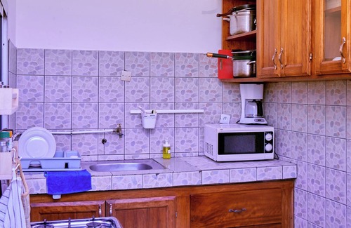 Yaounde Apartamento | Bright, cozy apartment, where mustard yellow creates a warm ambience.