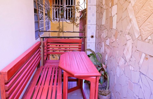 Yaounde Apartamento | Bright, cozy apartment, where mustard yellow creates a warm ambience.