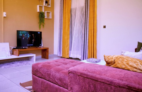 Yaounde Apartamento | Bright, cozy apartment, where mustard yellow creates a warm ambience.