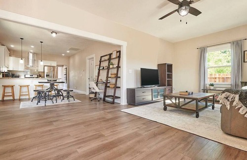 Tower District Casa | Bright & Cozy Best Tower District Location