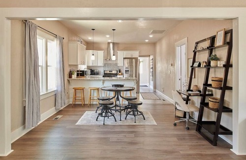 Tower District Casa | Bright & Cozy Best Tower District Location
