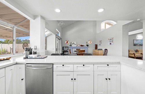 Valinda Casa | Bright Cozy Home w Full Kitchen Garage Backyard