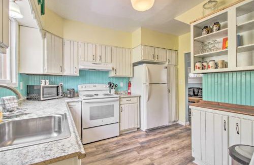 Crosby Casa | Bright Crosby Home - Walk to Main St and Beach!