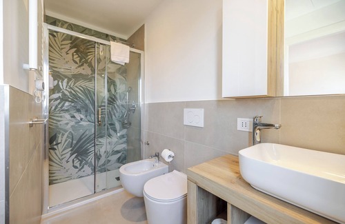 Trezzano sul Naviglio Condominio | Bright double room with private bathroom 20 min. from Milan (Room no. 1)