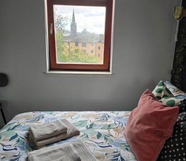 Leith Casa | Bright Double Room in Leith - Near Tram & Shore