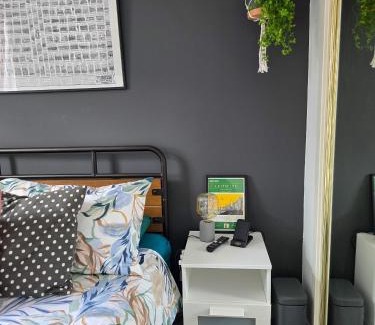 Leith Casa | Bright Double Room in Leith - Near Tram & Shore