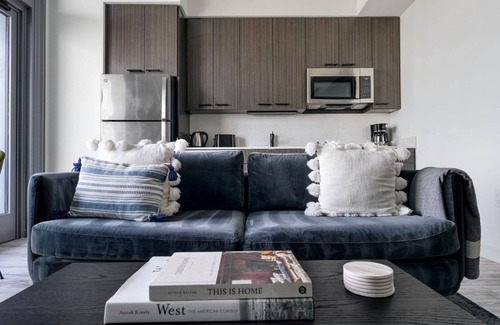 Waller Creek District Apartamento | Bright Downtown 1BR w/ Pool & Business Lounge, near Dining, by Blueground
