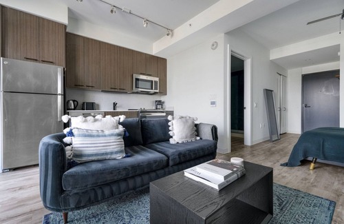 Waller Creek District Apartamento | Bright Downtown 1BR w/ Pool & Business Lounge, near Dining, by Blueground