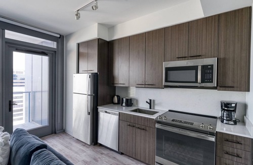 Waller Creek District Apartamento | Bright Downtown 1BR w/ Pool & Business Lounge, near Dining, by Blueground