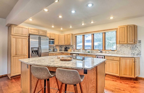 Eagle-Vail Casa | Bright Eagle-Vail Escape w/ Deck + Mtn Views!