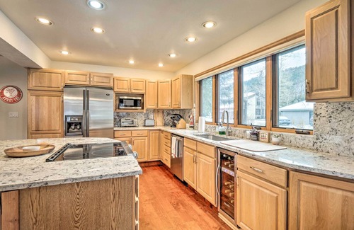 Eagle-Vail Casa | Bright Eagle-Vail Escape w/ Deck + Mtn Views!