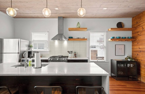 Govalle Casa | Bright Eastside ATX Bungalow w/ Heated POOL