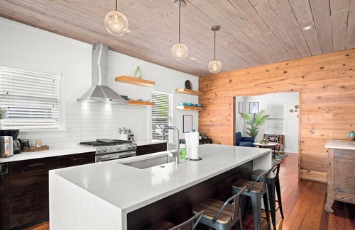 Govalle Casa | Bright Eastside ATX Bungalow w/ Heated POOL