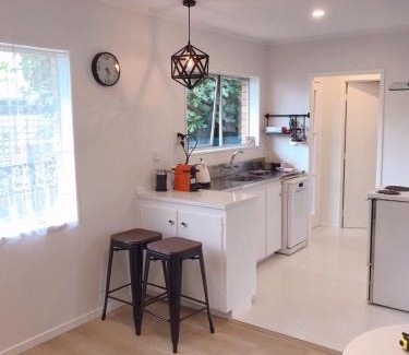 Mount Eden Apartamento | Bright Eden Park two bed townhouse private parking