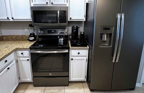 Crown Pointe Condominio | Bright end-unit 3BR w/vaulted ceilings near beach