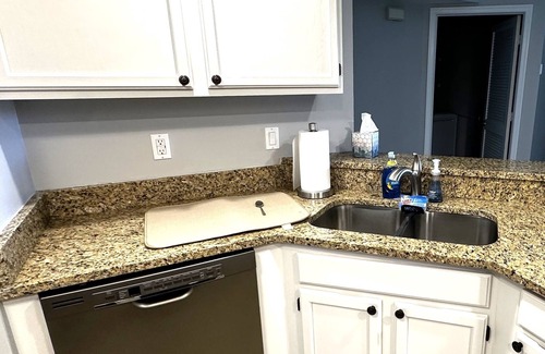 Crown Pointe Condominio | Bright end-unit 3BR w/vaulted ceilings near beach